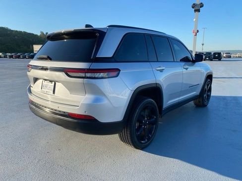Used 2023 Jeep Grand Cherokee Altitude AWD/4WD image 8
