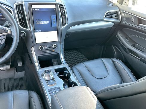 Used 2021 Ford Edge Titanium image 23