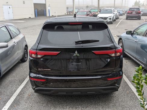 Used 2023 Mitsubishi Outlander ES image 19