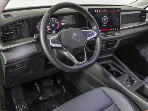 Used 2025 Volkswagen Tiguan SE w/ Panoramic Sunroof Package image 5