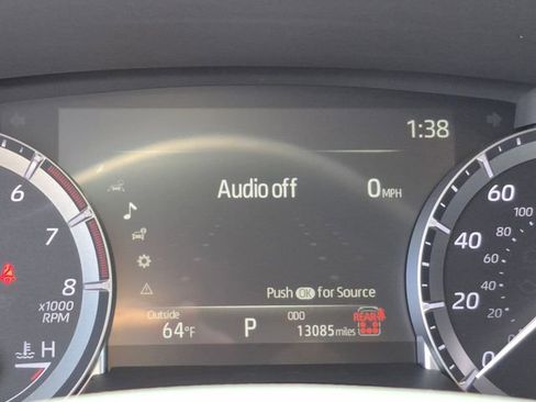 Used 2025 Toyota Highlander XLE FWD image 11