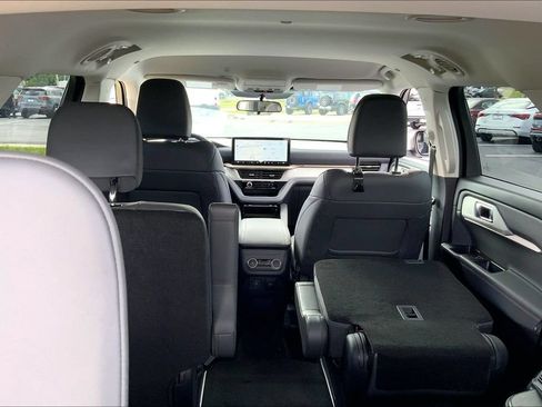 Used 2025 Ford Explorer Active w/ Active Comfort Package AWD/4WD image 8