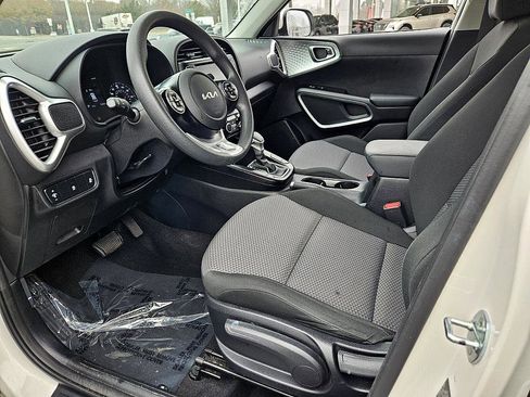 Used 2022 Kia Soul LX image 7