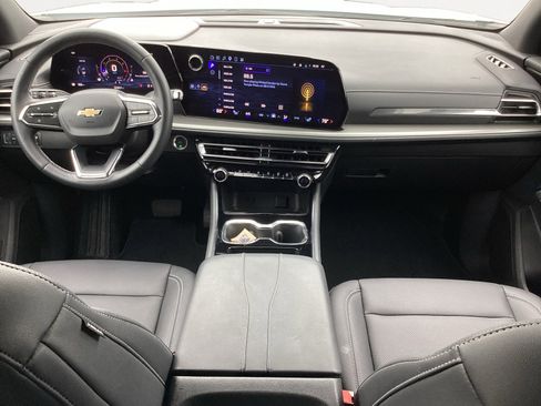 Used 2025 Chevrolet Traverse LT image 4