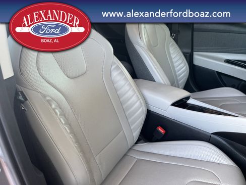 Used 2025 Hyundai Elantra Limited image 16