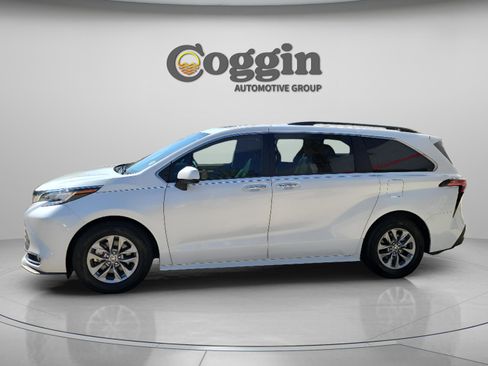 Used 2022 Toyota Sienna XLE FWD image 2