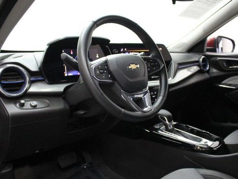 Used 2025 Chevrolet Trax LT w/ LT Convenience Package image 6