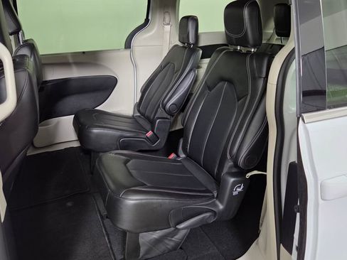 Used 2024 Chrysler Pacifica Touring-L image 29