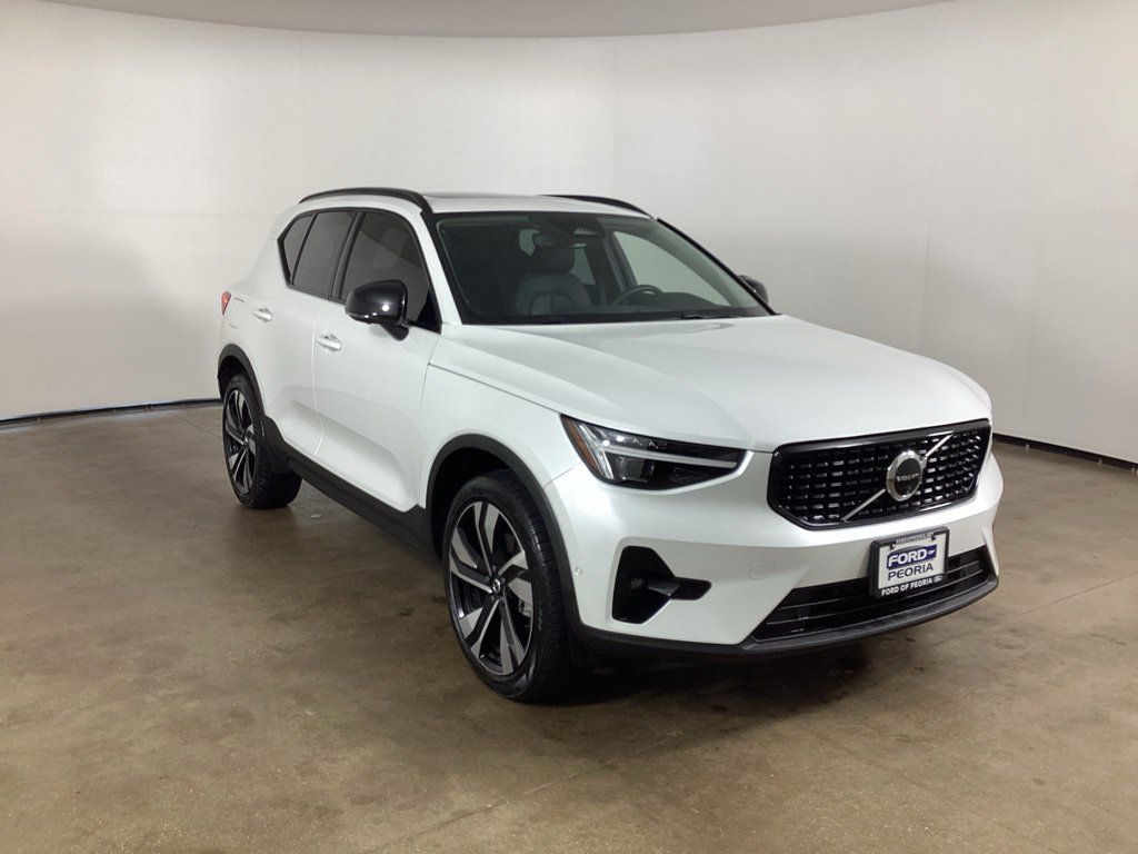 Used 2024 Volvo XC40 B5 Plus w/ Protection Package Premier AWD/4WD image 3
