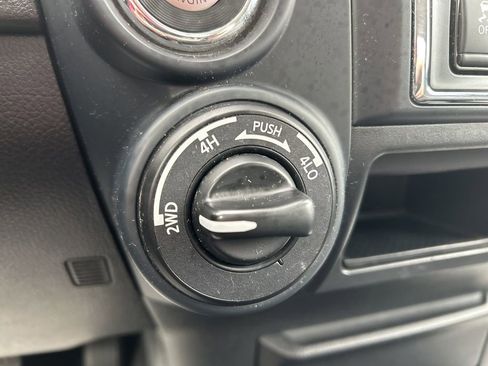 Used 2022 Nissan Titan SV image 38