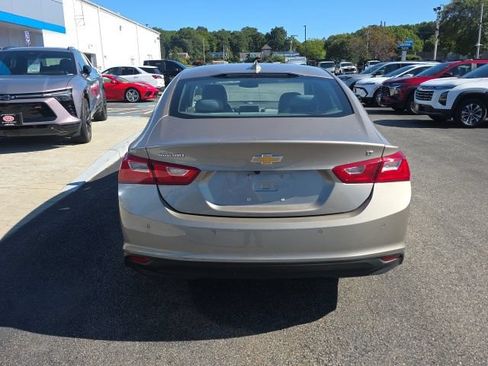 Used 2025 Chevrolet Malibu LT FWD image 3