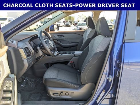 Used 2023 Nissan Rogue SV image 3