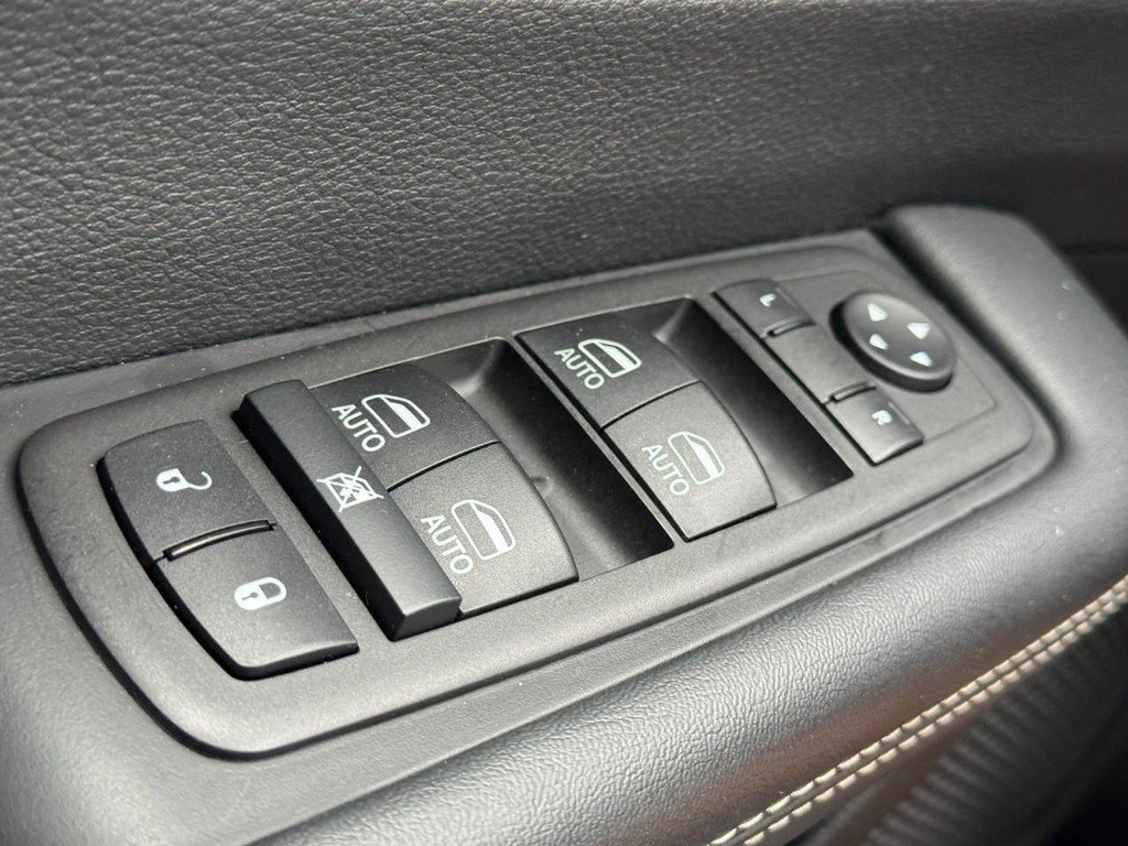 Used 2025 Chrysler Pacifica Select FWD image 27