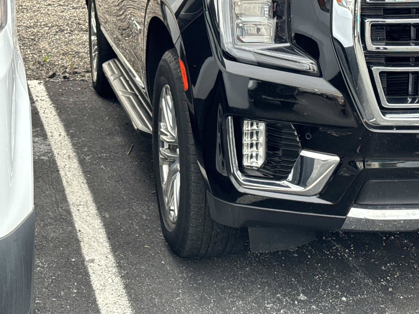 Used 2023 GMC Yukon SLT w/ SLT Premium Package AWD/4WD image 5
