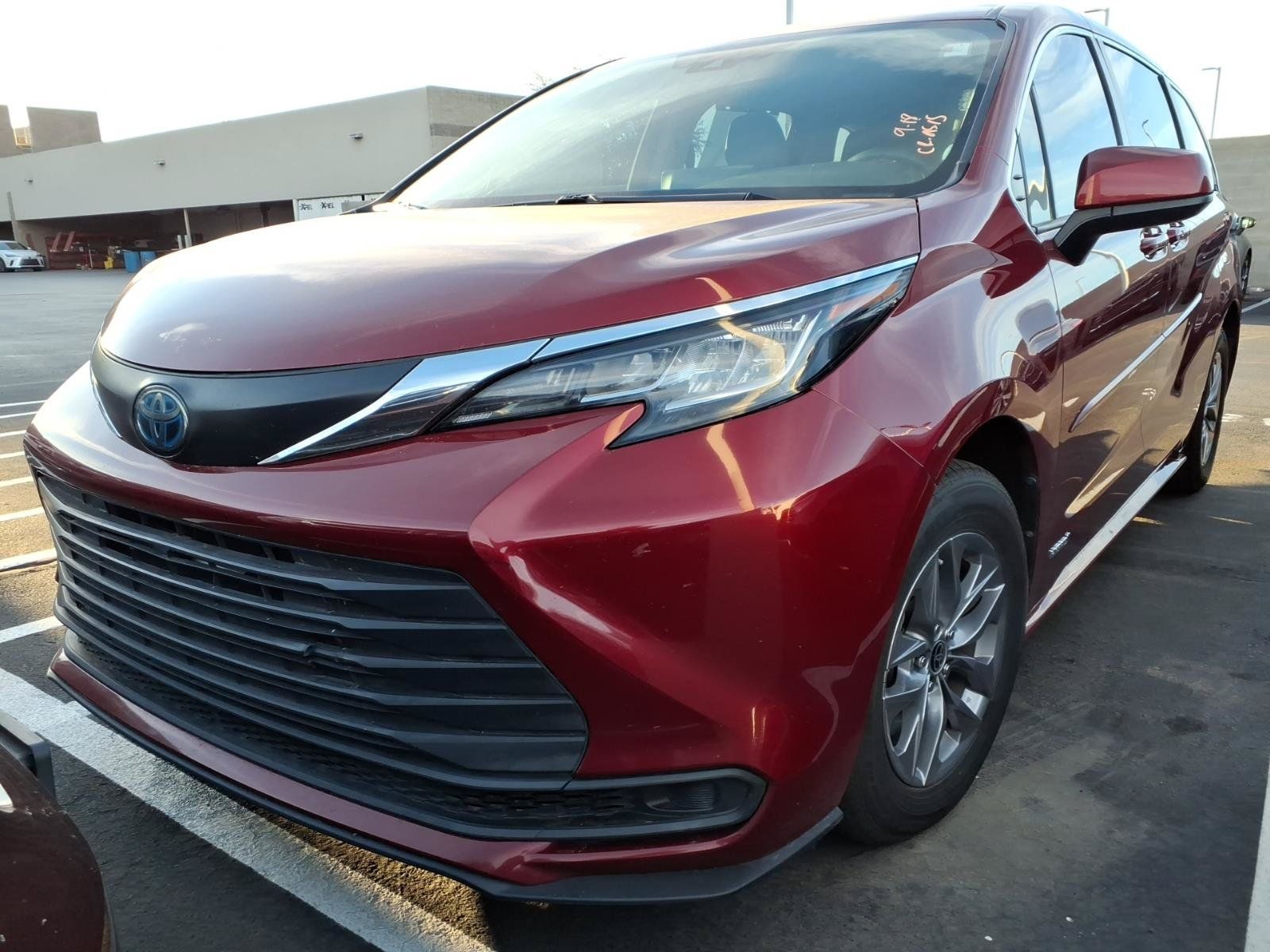 Used 2021 Toyota Sienna LE FWD image 2