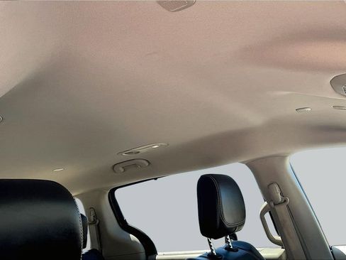 Used 2023 Chrysler Pacifica Touring-L FWD image 27