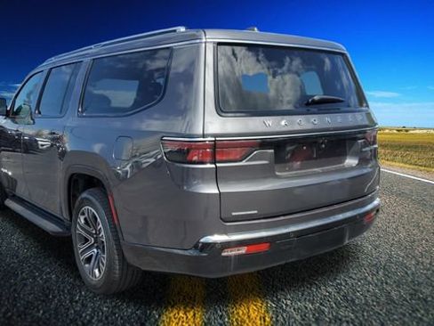 Used 2023 Jeep Wagoneer L 4WD w/ Premium Group I image 2