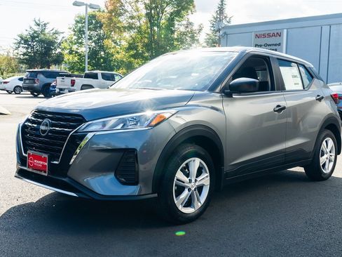 New 2025 Nissan Kicks Play S image 3