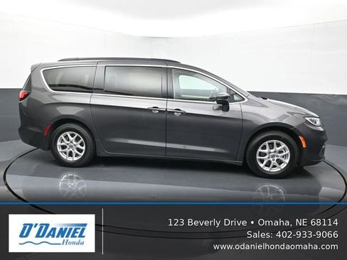 Used 2022 Chrysler Pacifica Touring-L FWD image 7