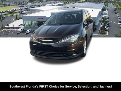 Certified 2017 Chrysler Pacifica Touring w/ Tire & Wheel Group FWD image 2