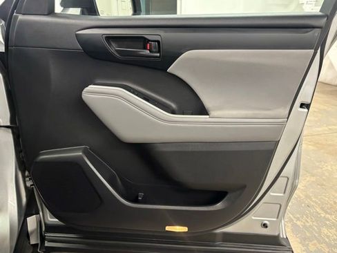 Used 2022 Toyota Highlander L FWD image 19