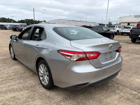 Used 2018 Toyota Camry LE FWD image 2