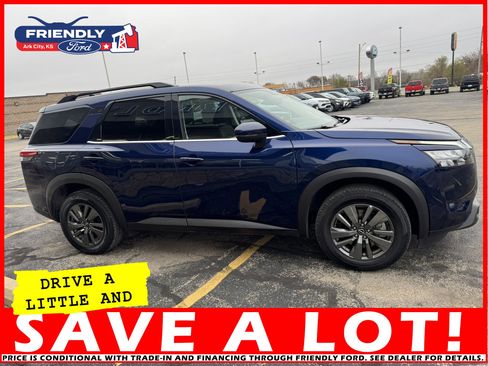 Used 2024 Nissan Pathfinder SV image 12