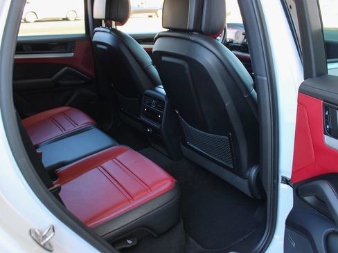 Used 2024 Porsche Cayenne S AWD/4WD image 25