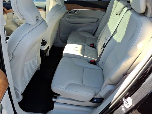 Used 2022 Volvo XC90 T6 Momentum image 14
