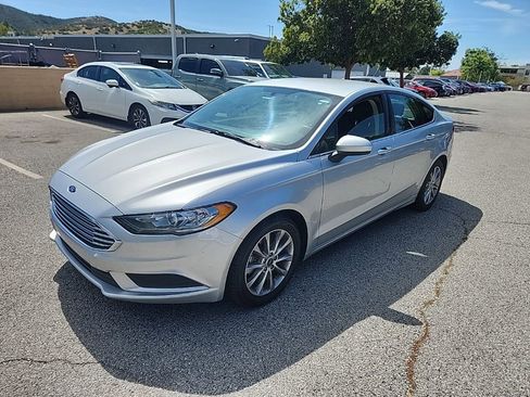 Used 2017 Ford Fusion SE image 1