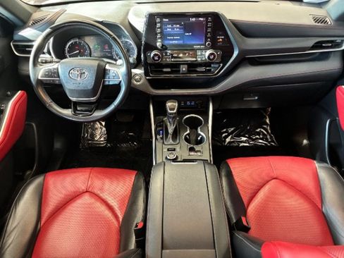 Used 2022 Toyota Highlander XSE AWD/4WD image 3