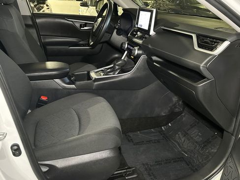 Used 2025 Toyota RAV4 XLE AWD/4WD image 9