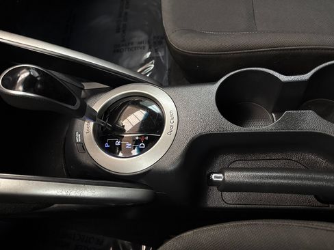 Used 2016 Hyundai Veloster FWD image 28