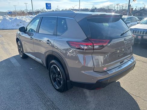 Used 2024 Nissan Rogue SV w/ SV Premium Package image 7