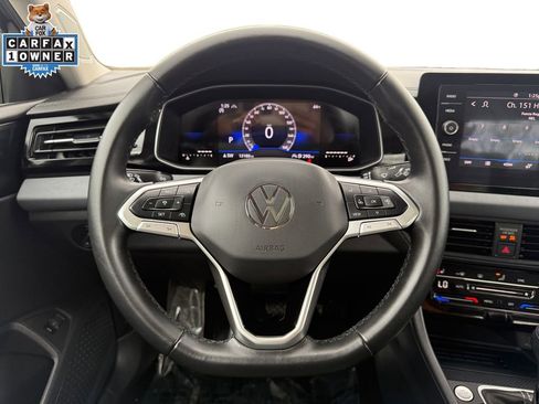Used 2025 Volkswagen Jetta SE FWD image 12