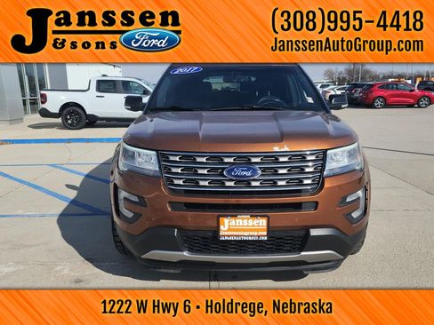 Used 2017 Ford Explorer XLT w/ Equipment Group 202A image 3