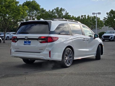 New 2026 Honda Odyssey Touring image 4