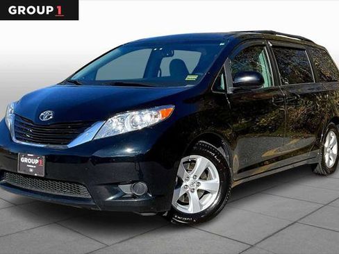 Certified 2017 Toyota Sienna LE image 1