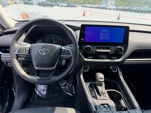 Certified 2024 Toyota Grand Highlander AWD image 17