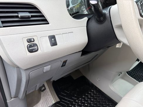 Used 2013 Toyota Sienna LE FWD image 15