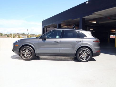 Certified 2023 Porsche Cayenne w/ Premium Package AWD/4WD image 2