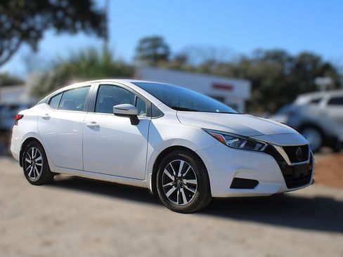 Used 2020 Nissan Versa SV image 3