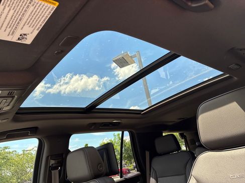 Used 2021 GMC Yukon Denali w/ Denali Premium Package AWD/4WD image 13