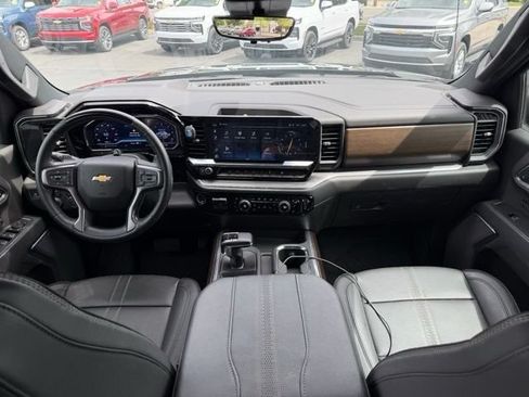 Used 2025 Chevrolet Silverado 1500 High Country AWD/4WD image 13