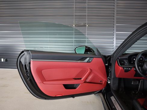 Used 2025 Porsche 911 Carrera RWD image 28