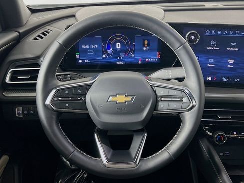 Used 2025 Chevrolet Traverse LT image 11