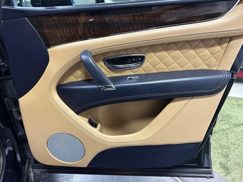 Used 2017 Bentley Bentayga AWD/4WD image 26