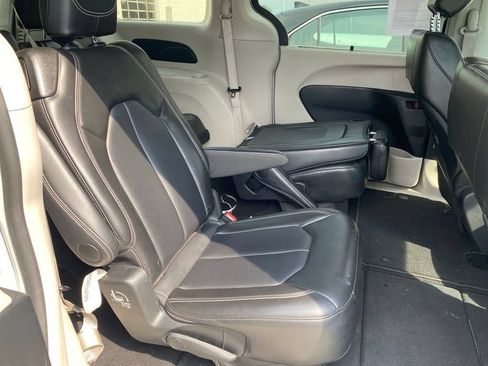 Used 2024 Chrysler Pacifica Touring-L FWD image 11