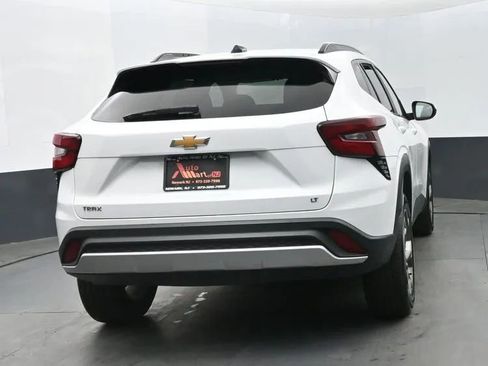 Used 2025 Chevrolet Trax LT w/ LT Convenience Package FWD image 8