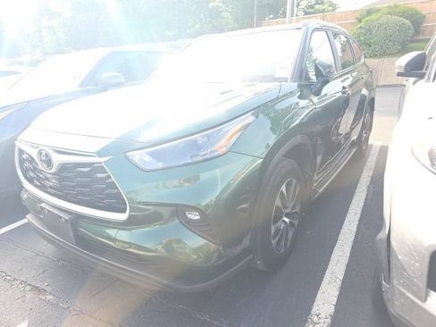 Used 2025 Toyota Highlander XLE AWD/4WD image 1